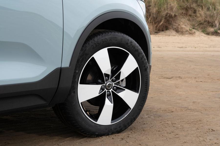 Колеса Volvo XC40 T3 Momentum 2018 года  (UK) (фото 25 из 40)